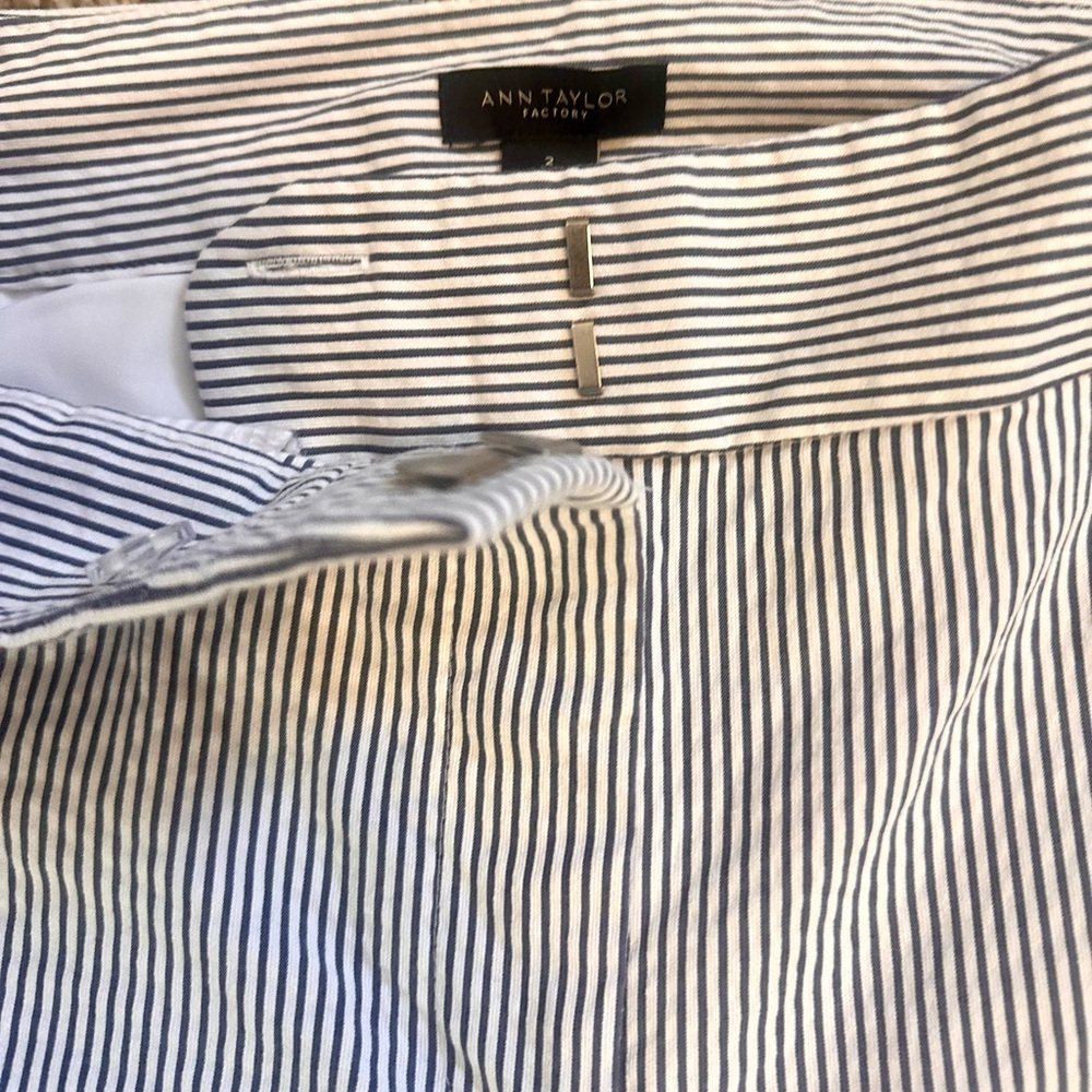 Ann Taylor White & Blue Pinstripe Seersucker Ankle Pants. Like New! Size 2